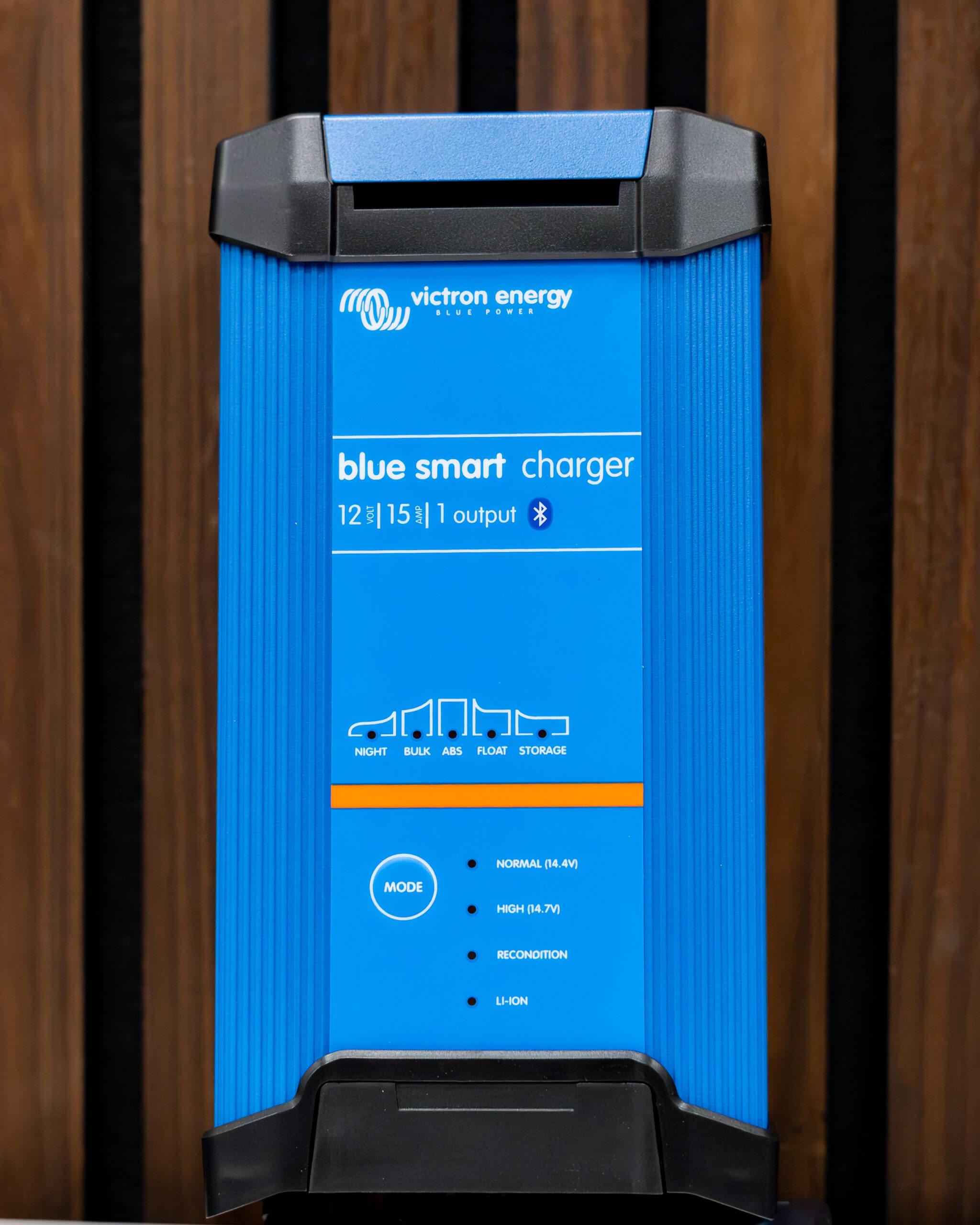 Blue Smart IP22 Charger 12/15(1) 230V UK